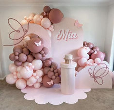 Con este programa aprenderás todas las técnicas que necesitas saber para que realices las decoraciones con globos más hermosas y profesionales. #decoraciónconglobos #decoraciónconglobossencilla #decoracióncongloboscumpleaños #decoracióncongloboscumpleañosniñas #decoracióncongloboscumpleañoshombre #decoracióncongloboscumpleañosmujer #decoracióncongloboscumpleañosde15 #decoraciónconglobosbautizo #decoracionglobosrosasydorados #decoraciondelocal#arcodeglobos 1st Birthday Girl Decorations, Idee Babyshower, Baby Birthday Decorations, Baby Shower Theme Decorations, Butterfly Birthday Party, Birthday Party Theme Decorations, Butterfly Baby Shower, Birthday Balloon Decorations