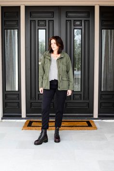 Dr Martens Outfit Pregnant, How To Style Doc Martens Winter, Dr Marten Chelsea Boots Outfit, Dr. Martins, Dr Martin Outfits Women, Dr Martin Outfits, Doc Martens Outfit Ideas, Casual Classic Outfits, Dr Marten Outfits