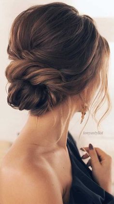 Low Bun Wedding Hair, Bridesmaid Hair Inspo, Bridemaids Hairstyles, Unique Wedding Hairstyles, Messy Hair Updo, Wedding Updos, Updo Wedding