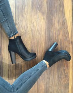 Trendy Heels, Girl Smile, Smile Girl, Crazy Shoes, Woman Fashion, Pretty Shoes, Shoe Obsession, Dream Shoes, Shoe Lover