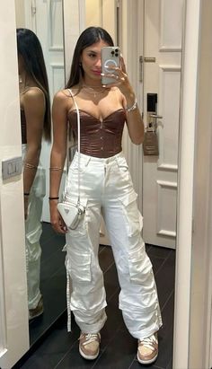 "14 Women's Cargo Pants with a Workwear Feel: Stylish and Functional" Outfit Festival Reggaeton, Fiesta Outfit, Shein Outfits, Looks Party, Causual Outfits, Festival Looks, Looks Style, White Pants