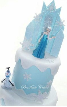 there is a cake that looks like it has an image of frozen queen and snowman on top