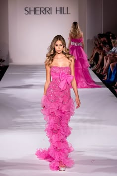 Sherri Hill Couture, Runway Fashion Couture, Sherri Hill Prom Dresses, Claudia Schiffer, Pretty Prom Dresses, Runway Dresses, Strapless Maxi, Strapless Maxi Dress, Sherri Hill