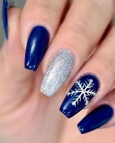 Creative holiday acrylic nails for the upcoming Christmas season to keep your nails looking good featuring different styles. Sns Nails Colors, Holiday Acrylic Nails, December Nails, Winter Nails Acrylic, Christmas Gel Nails, Christmas Nails Acrylic, Nails Polish, Xmas Nails