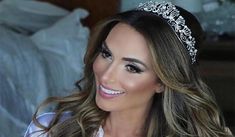 Nicole Bahls escolhe sensual vestido sereia para se casar Band