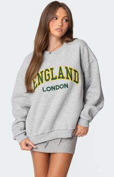 This Edikted English Girl Sweatshirt is great to throw over any outfit or wear on its own. Featuring an embroidered graphic text for an extra pop, this sweatshirt will have you feeling your best.SweatshirtEmbroidered graphic patchCotton, PolyesterModel wears size SModel height is 5'8Item care: Machine wash at maximum 30C, do not bleach, do not tumble dry, iron at a maximum of 110C, do not dry clean. Edikted Womens English Girl Sweatshirt - Gray size Small Oversized T-shirt With Ribbed Cuffs For College, Winter Loungewear Tops With Embroidered Graphics, Cotton Long Sleeve Sweats For Campus, Winter Embroidered Tops For Loungewear, Cotton Hoodie With Text Print For Loungewear, Cotton Sweats For Campus Wear In Fall, College Crew Neck Sweater With Embroidered Graphics, Collegiate Crew Neck Sweatshirt With Embroidered Graphics, Trendy College Sweater With Ribbed Cuffs