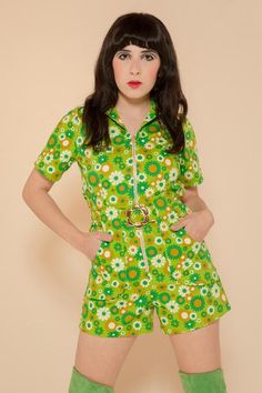 Miracle Eye, Pride Fashion, Green Daisy, 70s Inspired Fashion, 70s Outfits, Daisy Print, 70s Inspired, 60s Fashion, Mode Vintage