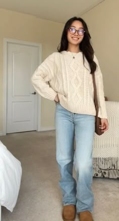 Cute Softgirl Outfits Winter, Cute Fall Sweater Outfits, Winter Outfits Medium Size Women, Dream Clothes Fall, Utah Mom Outfits, Comfortable Thanksgiving Outfit, Oversized White Sweater Outfit, Fall Outfit Inspo 2023, Cold Day Outfits For School