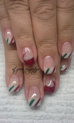 Winter Tips Nails, Classy Christmas Gel Nails, Mrs Claus Hairstyle, Xmas Toe Nail Designs, French Manicure Christmas Nails, Holiday French Tip Nails, Christmas Gel Nail Ideas, French Tip Christmas Nail Ideas, Winter Toe Nails