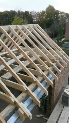 the roof trusses are being installed on this house