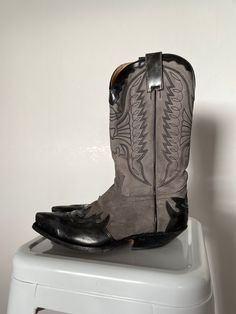 Prices stated are total prices. Sales tax is not shown due to small business status in accordance with Section 19 UStG. Black gray Sendra cowboy boots western boots made of 100% leather 🔸Size: UK 4 (more like 36) 🔸Brand: Sendra 🔸Material: 100% leather 🔸Condition: good vintage condition (6/10) You can also find me on Instagram @warmvintagewarm Luxury Traditional Leather Cowboy Boots, Vintage Black Ranch Boots, Luxury Vintage Plain Toe Cowboy Boots, Luxury Vintage Men's Cowboy Boots, Black Vintage Cowboy Boots, Vintage Cowboy Boots, Boot Straps, Western Boots, Boot Shoes Women