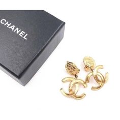 Chanel Vintage Gold Plated CC Textured Clip on Earrings  *Marked 95 *Made in France *Comes with theoriginal box  -Approximately 1.5″ x 1″ -Very unique and classic -In a pristine condition  5995-46468  Please see the measurements section for best approximate dimensions. Luxury Metal Clip-on Jewelry, Luxury Drop Clip-on Earrings For Formal Occasions, Luxury Gold-plated Clip-on Jewelry, Luxury Gold Plated Clip-on Earrings For Evening, Elegant High-quality Gold Jewelry, Designer Gold Earrings For Anniversary, Vintage Gold Jewelry Aaa Quality, Luxury Metal Clip-on Earrings, Designer Metal Jewelry With Matching Earrings