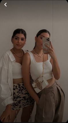 Croptop Outfit Ideas, Selfie Mirror Ideas, Mirror Ideas Aesthetic, White Shirt And Brown Pants, Aesthetic Twins, Selfie Mirror Poses, Outfit Ideas Summer Casual, Summer Casual Outfits, Mirror Poses