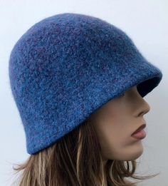 Handgemachte unisex Totenkopfmütze aus gefilzter Wolle mit Cloche Appeal.  Perfekt für die Herbst kälter Tage und doch warm genug für kalte Winter Nacht. Dieser Hut wird auf Bestellung gefertigt. Lassen Sie mich Ihre Größe wissen, und wenn Sie es vorziehen, in einer anderen Farbe. Der Stil ist so konzipiert, dass er Ihre Jahre bedeckt und eine vollständige Abdeckung bietet, wenn Sie mit dem Rand nach unten getragen werden.  Sollten Sie eine Mütze mit weniger Tiefe bevorzugen, zögern Sie bitte ni Art Deco Hats, Wool Cloche Hat, Felt Yarn, Steampunk Hat, Skull Hat, Winter Nights, Wool Beanie, Cloche Hat, Casual Hat