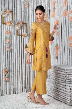 Latest Pakistani Fashion, Haldi Outfits, Desi Outfits, Zardozi Work, Pakistani Dresses Online, Embroidery Leaf, Rose Crafts, Pakistani Style, Designer Outfit