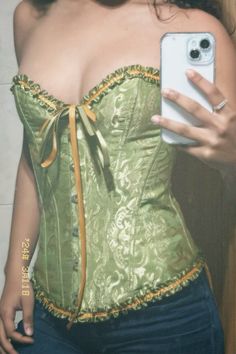 Corset Verde, Court Outfit, Corset Outfits, Green Corset, Corset Outfit, Pastel Goth Fashion, Corset Fashion, Baby Tees Y2k, Waist Training Corset