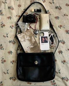 Everyday Bag Essentials, What's In My Purse, Inside My Bag, Purse Essentials, Handbag Essentials, Bag Aesthetic, What In My Bag, Pretty Bags, Moda Vintage