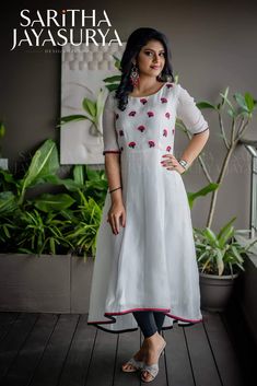 Simple Kurta Designs, Simple Kurti Designs, Salwar Designs, Kurti Embroidery Design, Long Kurti Designs, Long Dress Design, Salwar Kamiz, Kurti Design