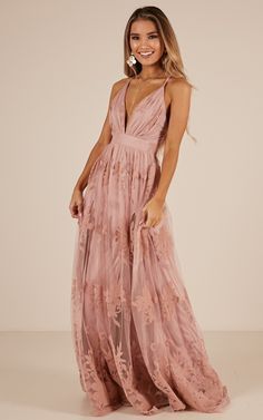 Dressy Clothes, Trendy Dresses Summer, Western Clothing, Shiny Objects, Retro Mode, Beauty Dress, Backless Maxi Dresses, Maxi Robes, Dresses Elegant