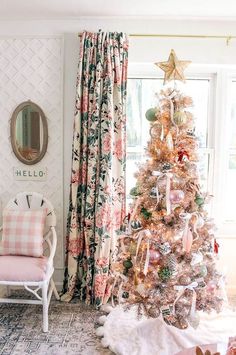 a chic Christmas tree styled with pastel green and pink ornaments, with ribbon bows and a gold star topper Apartment Christmas Tree, Ladybug Christmas, Plum Christmas, Christmas Gala, Bow Trend, Pink Apartment, Christmas Glam, Girly Christmas