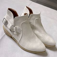 Brand New White Ankle Boots With Buckle Size 37 White Ankle Boots, Boots Booties, Bootie Boots, Ankle Boots, Color White, Buckle, Women Shoes, Brand New, Boots