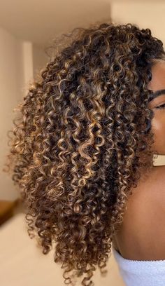 Curly Hair With Color, Hair Hygiene, 3c Curly Hair, Hair With Color, Curly Cut, Balayage Blond, Hair Curling Tutorial, Dyed Curly Hair, Highlights Curly