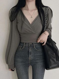 Elegant Comfortable Outfit, Cute Tops With Sleeves, Hot Tops For Women, Long Sleeves Outfit Aesthetic, V Neck Top Outfits, Red Top Outfit Casual, Fitted Shirt Outfit, Long Sleeve Summer Outfits, Cute Long Sleeve Shirts