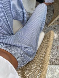 Quick Coffee, Foto Ideas Instagram, Looks Style, Linen Pants, Street Styles, Outfits Casuales, Summer Aesthetic, Dusty Blue