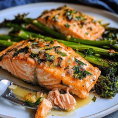 "Buttergebackener Lachs mit Broccolini: Zarter Lachs in Butter gebacken, serviert mit knackigem Broccolini. Ein einfaches, elegantes Gericht!" Nom Nom, Pins