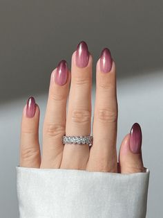 12 Mauve Nail Designs For Fall, Winter, and Beyond Mauve Dip Powder Nails, Mauve Nails With Glitter, Fall Mauve Nails, Mauve Nail Designs, Nail Designs For Fall, Purple Manicure, Cat Eye Nails Polish, Mauve Nails, Manicure Colors