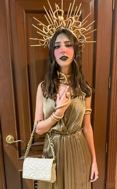 #disfraz #medusa #halloween #costume Modern Medusa Costume, Fantasia Medusa Halloween, Medusa Outfit Halloween, Medusa Costume Outfit, Medusa Costume Ideas, Cosplay Medusa, Medusa Outfit, Medusa Crown, Costume Medusa