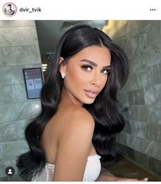 Blowout Hairstyles For Wedding, Black Hair Formal Hairstyles, Big Earings Hairstyle Long Hair, Formal Wavy Hair, Hollywood Wavy Hair, Elegant Curls Wedding, Bridesmaid Glam Hair, Bride Hairstyle 2023, Kim Kardashian Bridal Hair