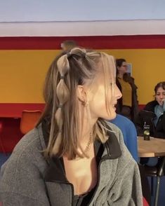 Cute Hairstyles For Shags, Cute Indie Hairstyles, Ways To Style Shoulder Length Hair, Soft Girl Hairstyles, Peinados Cabello Corto Aesthetic, 2000's Hairstyles, Indie Hairstyles, 00s Hair, Indie Hairstyle