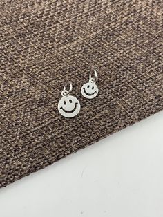 925 Sterling Silver Smiley Face Charm Approx. Size: 2 sizes available. Please select your size from dropdown: 1. Small: 10mm x 6mm ( including jump ring) 2. Big:  13mm x 8mm (including jump ring) Approx. Jump Ring: 3.5mm Material: 925 Sterling Silver Quantity: 1pc  Shipping Details: ♥ FREE SHIPPING to Canada via Canada Post for all orders above CA$100. Any orders above CA$50 will have a tracking number as well ♥ FREE SHIPPING to USA for all orders above US$35 via USPS First Class Mail Tracked. C Remote Locations, Cute Emoji, Swarovski Crystal Bracelet, Paper Gift Box, Beading Wire, Necklace Charm, Jewelry Making Tutorials, Canada Post, Custom Keychain