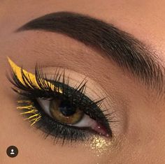 Bumblebee Makeup, Beautiful Halloween Makeup, Bee Makeup, Yellow Makeup, Cute Halloween Makeup, Drawing Hair Tutorial, Graphic Eyeliner, Jeffree Star Cosmetics, Costume Makeup