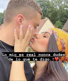 a man and woman kissing each other in front of a house with the caption'lo mio es real nunca due