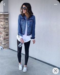 Camping Outfits For Women, Áo Blu, Look Legging, Jean Jacket Outfits, Denim Jacket Outfit, Legging Outfits, Camping Outfits, Mode Casual, Outfits Casual