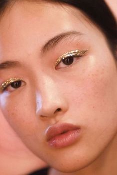 150 itens de maquiagem barata para comprar online, além de dicas de sites confiáveis para comprar itens de makes baratas e boas. Gold Glitter Eyeliner, Jing Wen, Eyeliner Glitter, Minimalist Makeup, Make Up Inspiration, Gold Wing, Glitter Eyeliner, Beauty Kit, Dewy Skin