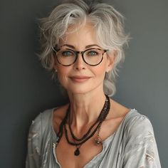 Hair And Glasses, Haircut Gray Hair, Long Hair Highlights, Classy Hairstyles, Hairstyles With Glasses, Hairstyle Look, Haircut For Older Women, Chic Hairstyles, Women Over 50