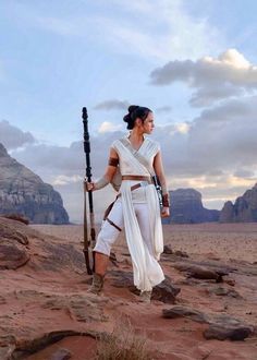 Rey “Star Wars - The Rise Of Skywalker” Daisy Ridley Star Wars, Disfraz Star Wars, Rey Costume, Star Wars Rey, Rey Cosplay, John Bennett, Rey Skywalker, Star Wars Background, Star Wars Fashion