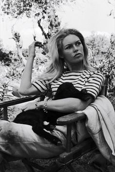 One of the most famous French actresses of all time is undoubtedly Brigitte Bardot. I've always loved the classic stripe, and Bardot's carefree style has served as an influence for decades. Brigitte Bardot Style, Jean Seberg, Bridget Bardot, Elisha Cuthbert, Bardot Style, Heather Graham, Vogue France, Eliza Dushku, Michelle Rodriguez