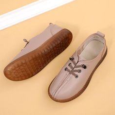 Made from high-quality genuine leather and PVC materials, these leisure-styled flats for adult women are a must-have. The casual occasion moccasins are designed with a captivating sewing fashion element, a round toe shape and a lace-up closure. They are spring and autumn loafers that are available in a choice of 4 colors and a variety of sizes.

Specifications
Brand Name: GeraldBlack
Flats Type: Basic
Origin: CN(Origin)
Upper Material: GENUINE LEATHER
Upper-Genuine Leather Type: Cow Leather
Toe Sewing Fashion, Lace Up Flats, Tenis Casual, Grey And Beige, Spring And Autumn, Leather And Lace, Pink Grey, Cow Leather, Moccasins