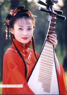 Qing Dynasty Women - Jiang Qinqin pipa  lute chinese music Chinese Instruments, Unusual Instruments, Chinese Music, Chinese People, Qing Dynasty, People Of The World, Chinese Actress, Chinese Culture