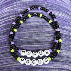 Pony Bead Bracelets Best Friends, Bracelet Set Ideas, Flat Bead Bracelet Ideas, Halloween Bracelet Ideas, Small Beaded Bracelets, Halloween Beaded Jewelry, Pulseras Kandi, Word Bracelets