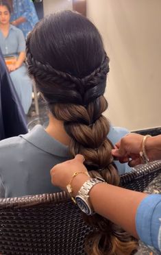 https://www.instagram.com/reel/C-13Qf4IiMK/?igsh=MTdvbG40dTV2Ym90ZA== Messy Braid Hairstyles For Long Hair, Indian Girl Hairstyles, Messy Bun Hairstyles Indian, Wedding Bun Hairstyles Indian, Simple Bun Hairstyles Indian, Open Hairstyles For Saree, Messy Braided Hairstyles Indian, Bun Hairstyles Indian, Baby Shower Hair Styles