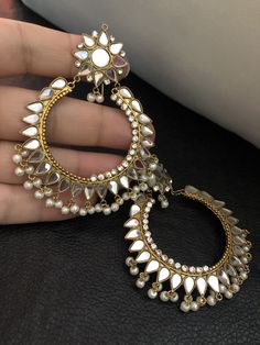 Lightweight Sheesha kundan chand bali earrings in copper (antique) polish go beautifully with you in a delicate way of style! Pre-order and shipping time 4 weeks. Chand Bali Earrings, Chand Bali, Indian Wedding Jewelry Sets, Jewellery Board, Jewelry Kundan, Jewelry Pakistani, Bali Earrings, Kundan Jewelry, Fancy Jewellery Designs