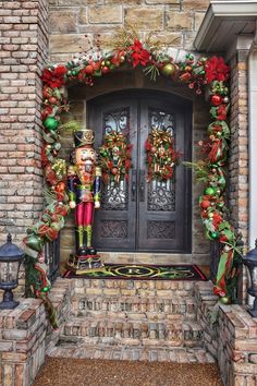 Garland ideas for christmas Nutcracker Outdoor Decorations, Nutcracker Inspired Christmas Decor, Nutcracker Porch Decor, Outdoor Nutcracker Christmas Decor, Nutcracker Front Porch Decor, Nutcracker Decorations Ideas, Nutcracker Themed Christmas Decor, Garland Porch, Nutcracker Garland