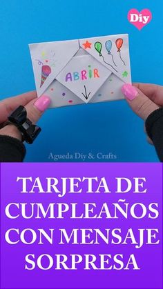 someone holding an envelope with the words tarjeta de cumpleanos con mensaje sorpresa