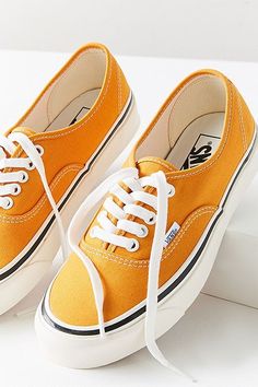 Sneakers Outfit Men, Sneaker Outfits, Sneakers Fashion Outfits, Yellow Shoes, Womens Shoes High Heels, Vans Sneakers, Leather Shoes Woman, Vans Authentic