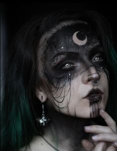 Horror Witch Makeup, Bog Witch Makeup, Male Witch Makeup, Cosmic Witch Makeup, Dark Fae Makeup Ideas, Dark Elven Makeup, Swamp Witch Makeup, Dark Cottagecore Makeup